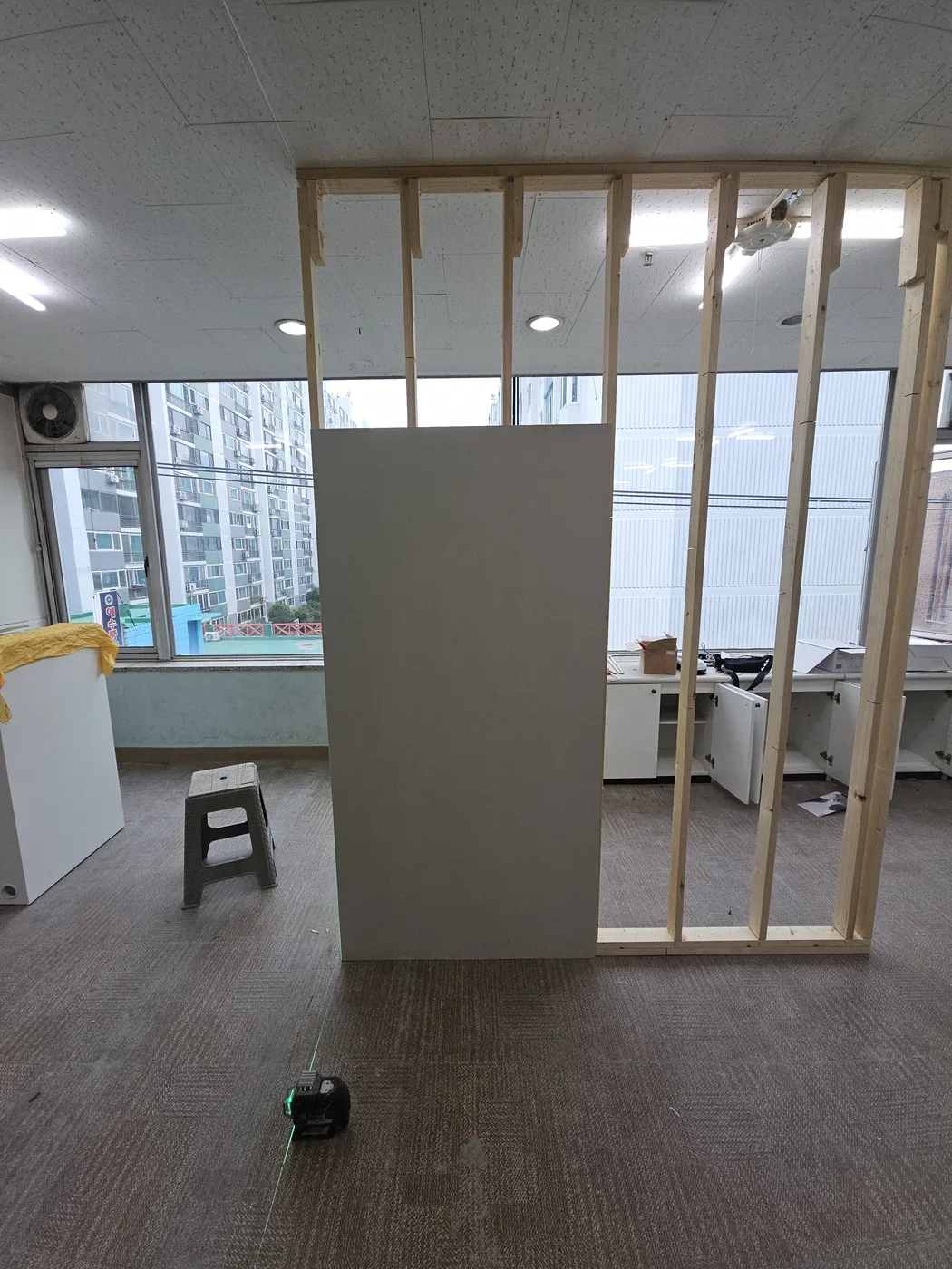 교회가벽시공 석고보드 한쪽 마감 진행 모습