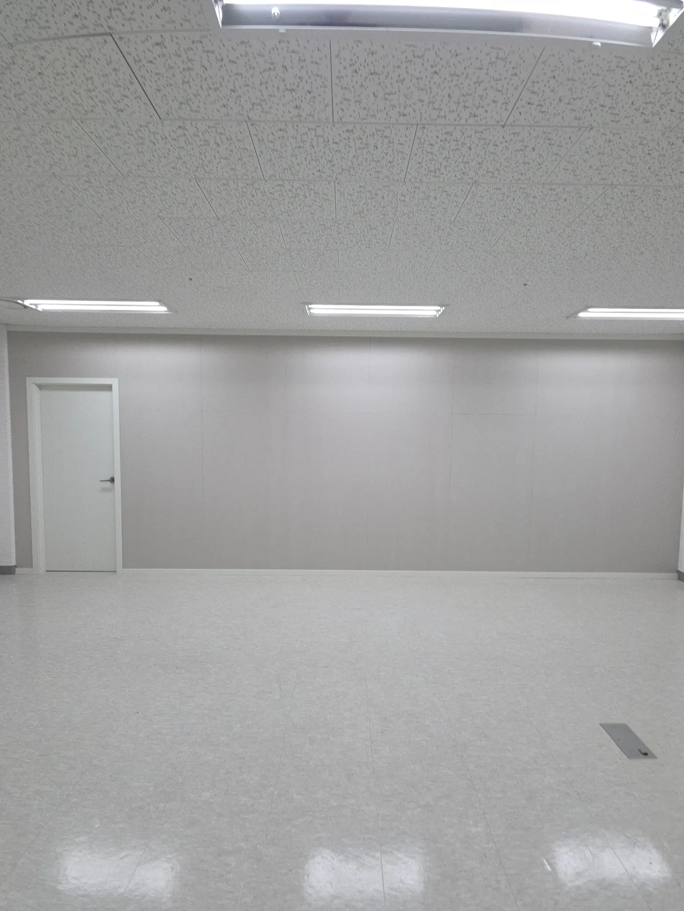 지식산업센터 가벽 철거 현장
