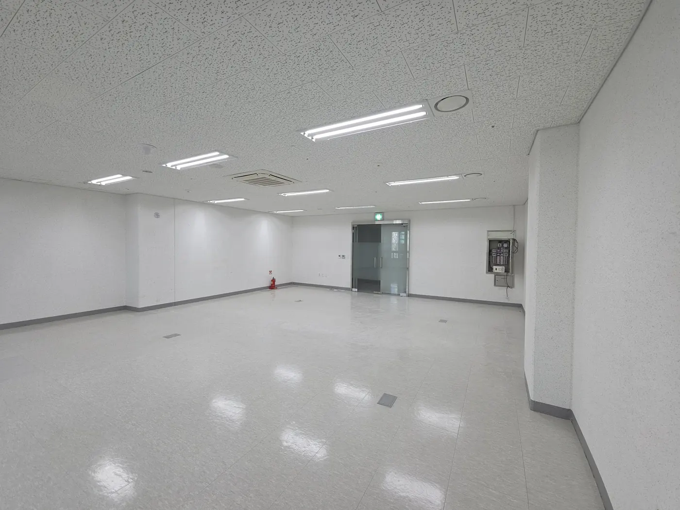 지식산업센터 가벽 철거 현장