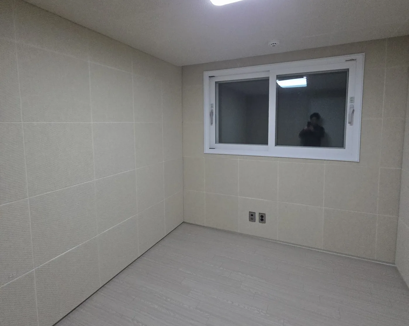 빌라가벽시공 전 창문과 타일 마감 상태를 확인하는 실내 현장