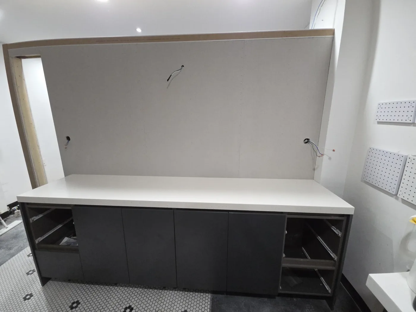 공방가벽시공 작업대 벽면 전기 배선 위치 표시